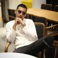 Rambut merupakan salah satu bagian penting dari suatu penampilan seseorang. Hal itu juga berlaku bagi Giorgino Abraham. Bosan dengan gaya rambutnya yang lama, kini ia muncul dengan rambut plontosnya. (Foto: instagram.com/giorgino_abraham)