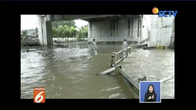 Kali Ledug meluap, Jalan Gatot Subroto, Tangerang, teredam banjir sehingga tak bisa dilewati kendaraan.