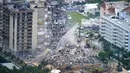 Petugas penyelamat bekerja di puing-puing Champlain Towers South Condo, Surfside, Miami, Florida, Amerika Serikat, Jumat (25/6/2021). Penyebab runtuhnya gedung berusia 40 tahun itu masih belum diketahui secara jelas. (AP Photo/Gerald Herbert)