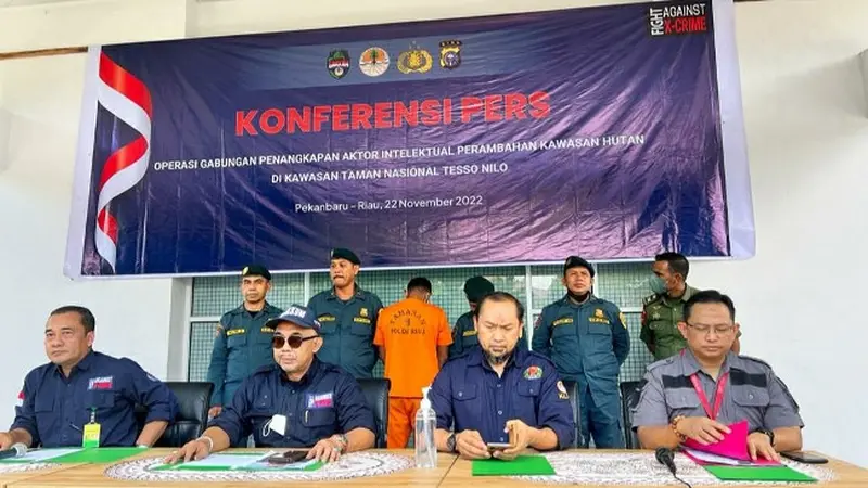 Konferensi pers penangkapan perambahan Taman Nasional Tesso Nilo.