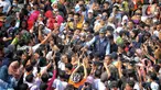 Gubernur DKI Jakarta Anies Baswedan menyapa warga yang tengah melakukan CFD di Bundaran HI, Jakarta, Minggu (16/10/2022). Anies berkeliling menggunakan sepeda menuju Balai Kota sambil menyapa warga Jakarta di hari terakhirnya menjabat sebagai DKI 1. (Liputan6.com/Angga Yuniar)