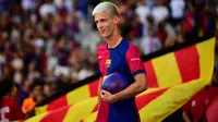 Gelandang serang asal Spanyol, Dani Olmo baru saja dilepas RB Leipzig ke Barcelona dengan nilai transfer 55 juta euro atau kini setara Rp947,4 miliar pada bursa transfer pemain musim 2024/2025. Pemain yang telah membela RB Leipzig sejak tengah musim 2019/2020 tersebut dikontrak Barcelona selama 6 tahun hingga akhir musim 2029/2030. (AFP/Manaure Quintero)