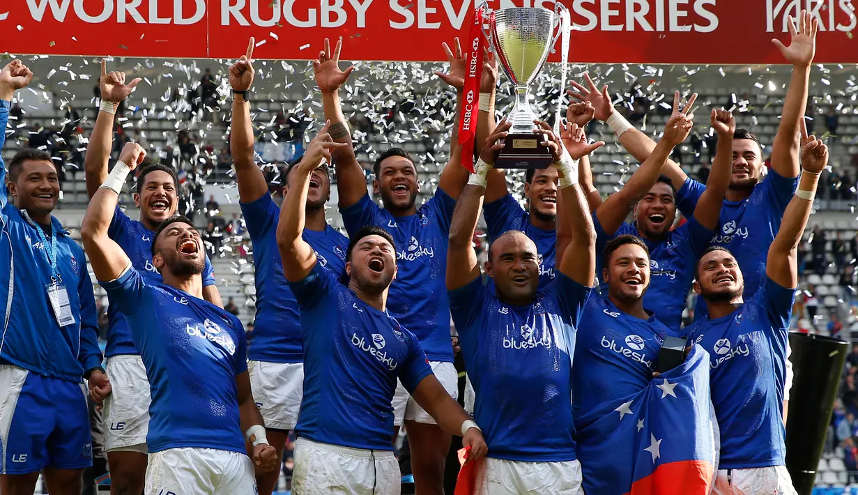 Pemain Samoa bergembira mengangkat piala setelah memenangkan Turnamen Rugby di final melawan tim Fiji di Stade Jean Bouin, Paris, Prancis (15/5/2016). Samoa mengalahkan pemimpin World Series Fiji 29-26. (AFP PHOTO/THOMAS SAMSON)
