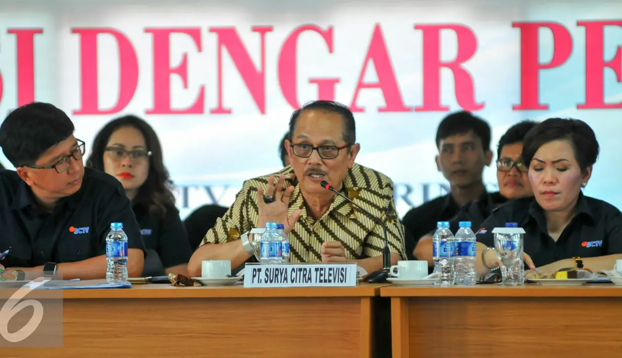 Komisaris Utama SCTV, Jenderal Purn R. Soeyono (tengah) saat menjawab pertanyaan dewan juri KPI mengenai program-program edukasi dan pendidikan di SCTV, Jakarta, Senin (16/5/2016). (Liputan6.com/Yoppy Renato)