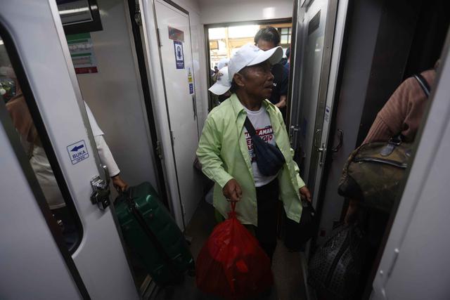 Ribuan Pemudik Padati Stasiun Pasar Senen Jakarta