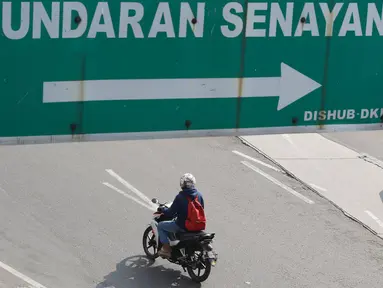 Pengandara sepeda motor melintasi Jalan Sudirman di kawasan Senayan, Jakarta. Senin (7/8). Kepala Dishub DKI Jakarta Andri Yansyah, mengatakan rencana perluasan rute larangan sepeda motor akan diterapkan pada 2017. (Liputan6.com/Immanuel Antonius)