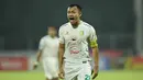 Usai kembali dari kamar ganti, Persebaya Surabaya tampil begitu agresif. Samsul Arif dan kolega bahkan berhasil menciptakan beberapa peluang emas di awal babak kedua. (Bola.com/M Iqbal Ichsan)