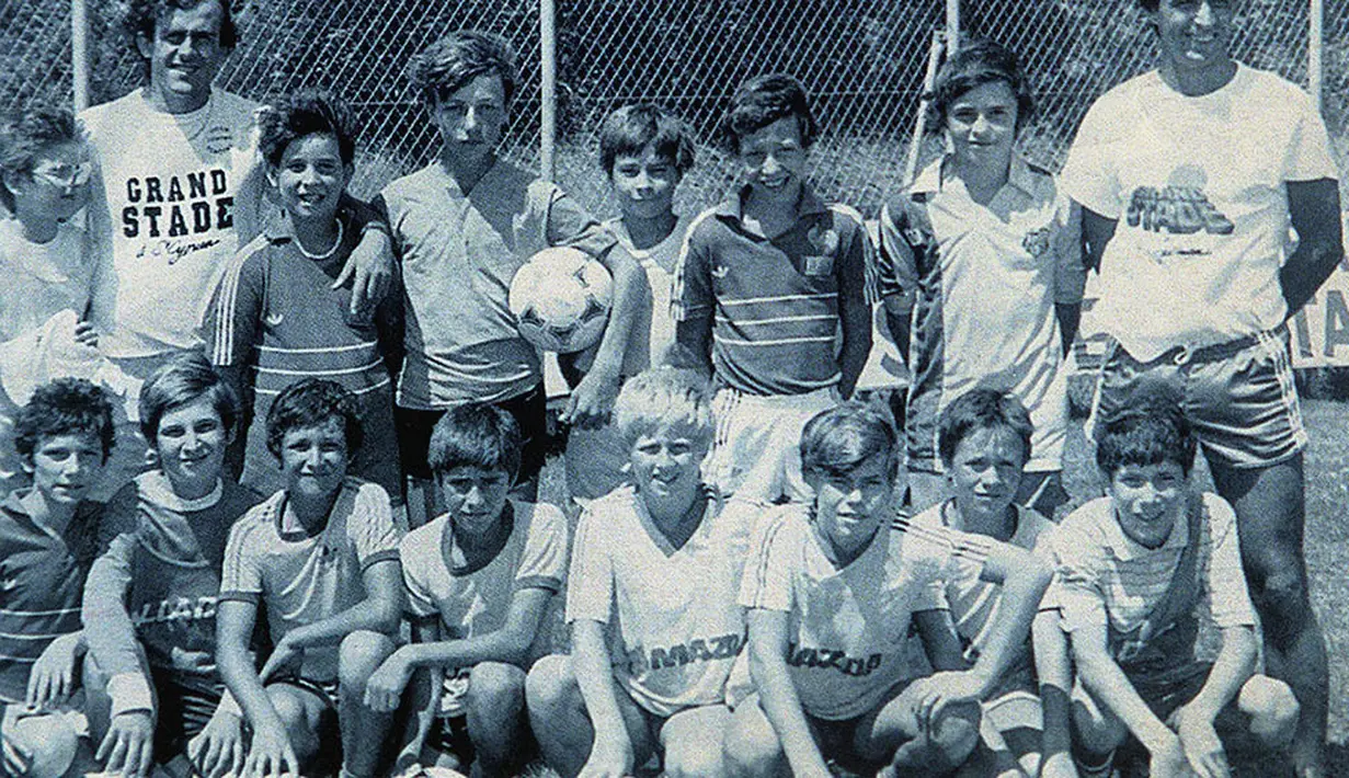 Zinedine Zidane (bawah kanan), merupakan anak imigran Aljazair yang saat kecil belajar sepak bola di klub Cannes. (AFP/Vanina Lucchesi)
