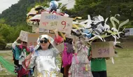 Aktivis lingkungan menggelar peragaan busana yyang terbuat dari plastik untuk memperingati Hari Bumi di Seoul, Korea Selatan, Senin (22/4/2024). (AP Photo/Ahn Young-joon)