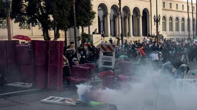 Los Angeles Membara, Pengunjuk Rasa Anti Kebijakan Imigrasi Trump Bentrok dengan Garda Nasional