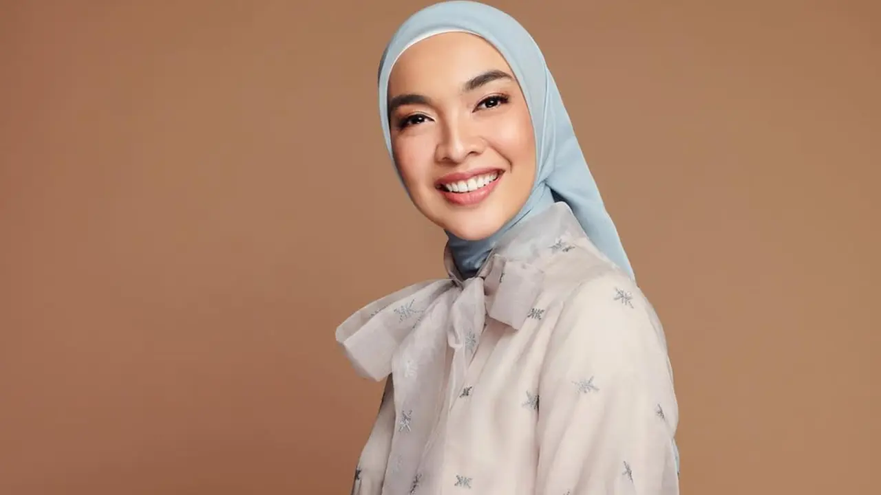 6 Outfit Gamis Ala Tika Bravani, Pemain Serial Sore yang Kini Telah Berhijab