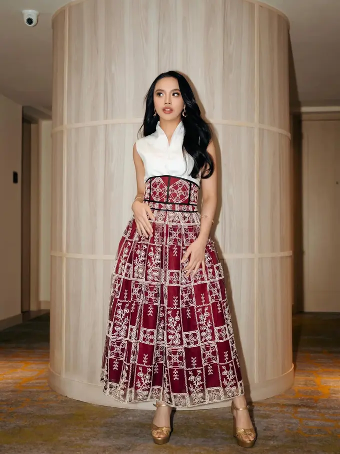 Sambut Imlek dengan Gaya Elegan, Lyodra Ginting Tampil Chic dalam Sleeveless Top dan Rok Rp5,5 Jutaan