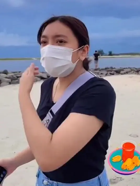 Anak dari pelantun lagu Mungkin Nanti ini dipuji miliki paras yang cantik dan cocok terjun ke dunia entertainment. Hal ini terlihat jelas dari aura bintang yang terlihat dari Alleia saat liburan di pantai. Meski tampil natural, paras cantiknya tetap terlihat. (Liputan6.com/TikTok/basdail02)