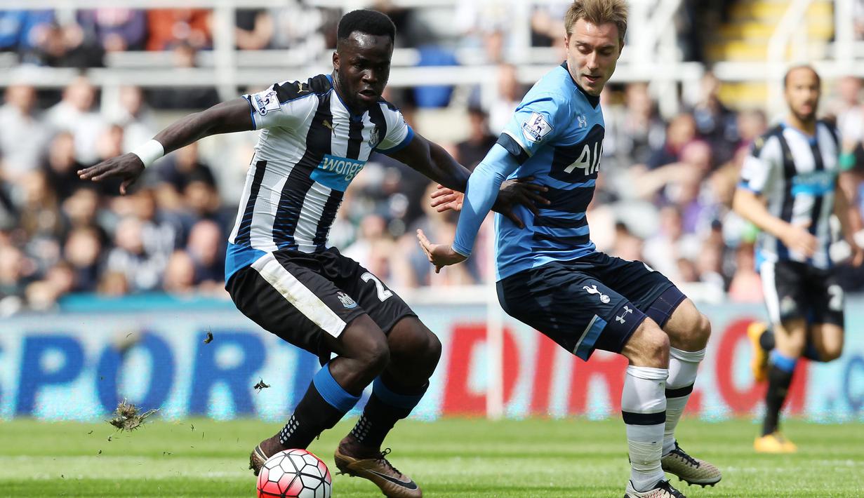 Cheick Tiote sat berduel dengan pemain Tottenham, Christian Eriksen pada lanjutan Premier League di Saint James Park stadium, Newcastle, (15/5/2016). (EPA/Lindsey Parnaby)