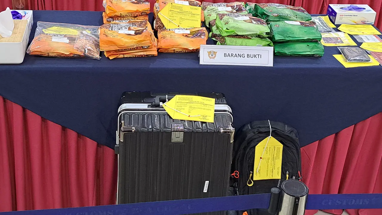 warga negara Malaysia berinisial TLH (38) ditangkap petugas Bea dan Cukai Bandara Soekarno-Hatta lantaran kedapatan membawa paket ekstasi bubuk dan juga jenis narkoba lain dari negara asalnya. (Liputan6.com/Pramita Tristiawati)