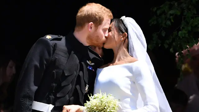 Ciuman Mesra Pangeran Harry - Meghan Markle