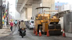 Kendaraan melintasi Jalan Panglima Polim Raya yang mengalami penyempitan di Jakarta, Rabu (8/8). Penyempitan jalan terjadi karena adanya proyek MRT dan perbaikan jalan. (Liputan6.com/Immanuel Antonius)
