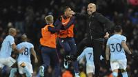 Pelatih Manchester City, Pep Guardiola, bersama pemainnya merayakan kemenangan atas Southampton pada laga Premier League di Stadion Etihad, Manchester, Rabu (29/11/2017). City menang 2-1 atas Southampton. (AP/Rui Vieira)