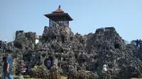 Objek wisata situs Gua Sunyaragi Cirebon menyatakan tutup sementara imbas covid-19 yang membuat sepi pengunjung. Foto (Liputan6.com / Panji Prayitno)