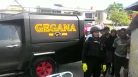 Tim Gegana Brimob Polda Sulsel tiba di lokasi ledakan yang diduga awal berasal dari koper milik penghuni kosan di Jalan Andi Tonro, Makassar (Liputan6.com/ Eka Hakim)