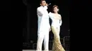 Bebi Romeo menyanyikan lagu miliknya yang berjudul 'Bunga Terakhir' saat berjalan di atas catwalk bersama Meisya Siregar, Jakarta, (3/9/14). (Liputan6.com/Panji Diksana)