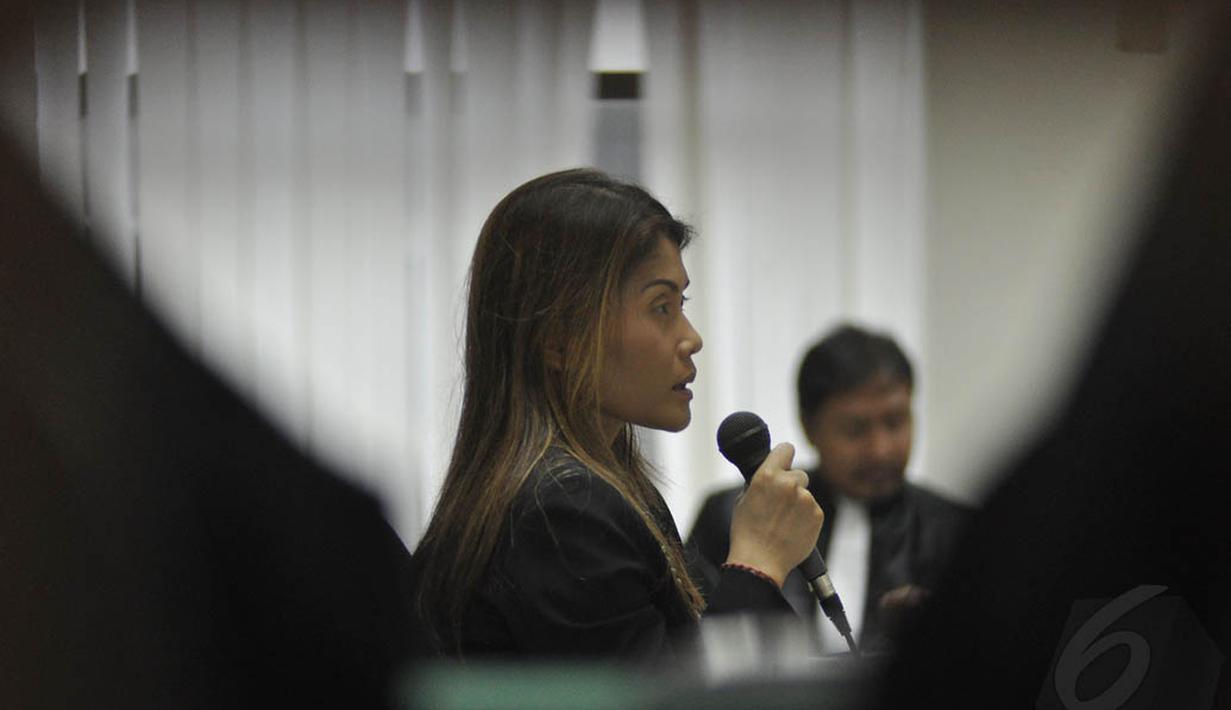 Terdakwa Artha Meris Simbolon mendengarkan pertanyaan JPU saat menjalani sidang lanjutan di Pengadilan Tipikor, Jakarta, Kamis (30/10/2014). (Liputan6.com/Miftahul Hayat)
