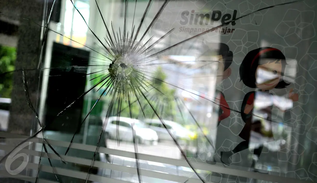 Bekas tembakan di kaca salah satu gedung setelah baku tembak yang terjadi antara polisi dan pelaku ledakan di Pos Polisi perempatan Sarinah dan Djakarta Theatre, Jakarta, Kamis (14/1). (Liputan6.com/Gempur M Surya)