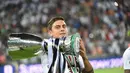 7. Ekspresi Paulo Dybala mengangkat tropi pada laga Final Piala Super Italia yang berlangsung di stadion King Abdullah Sports City, Jeedah, Kamis (17/1). Juventus menang 1-0  atas AC Milan (AFP/Giuseppe Cacace)