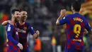 Para pemain Barcelona merayakan gol yang dicetak oleh Lionel Messi ke gawang Real Valladolid pada laga La Liga 2019 di Stadion Camp Nou, Selasa (29/10). Barcelona menang 5-1 atas Real Valladolid. (AP/Joan Monfort)