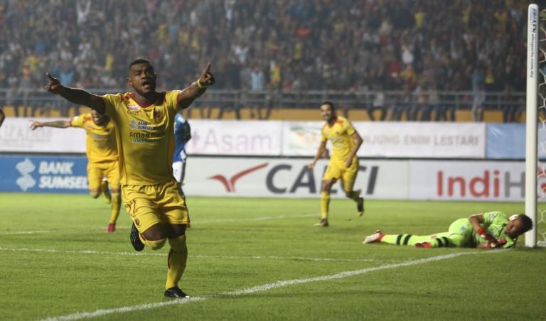 Bek Sriwijaya FC, Marco Meraudje, merayakan gol ke gawang Persib Bandung pada laga Gojek Liga 1 2018 bersama Bukalapak, di Stadion Gelora Sriwijaya, Palembang, Senin (1/4/2018). (Bola.com/Riskha Prasetya)