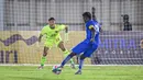 Kiper Timnas Indonesia, Ikram Al Giffari (kiri) bersiap menerima tendangan pemain Maladewa, Shanaan Rashaad pada laga Grup F Kualifikasi Piala Asia U-20 2024 di Stadion Madya, Senayan, Jakarta, Rabu (25/09/2024). (Bola.com/Bagaskara Lazuardi)