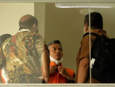 Mantan Komisioner KPU RI, Wahyu Setiawan (tengah) usai menjalani sidang dengan agenda dakwaan saat sidang online di Gedung KPK, Jakarta, Kamis (28/5/2020). Wahyu Setiawan diperiksa terkait dugaan menerima suap pengurusan PAW anggota DPR dari PDIP. (merdeka.com/Dwi Narwoko)