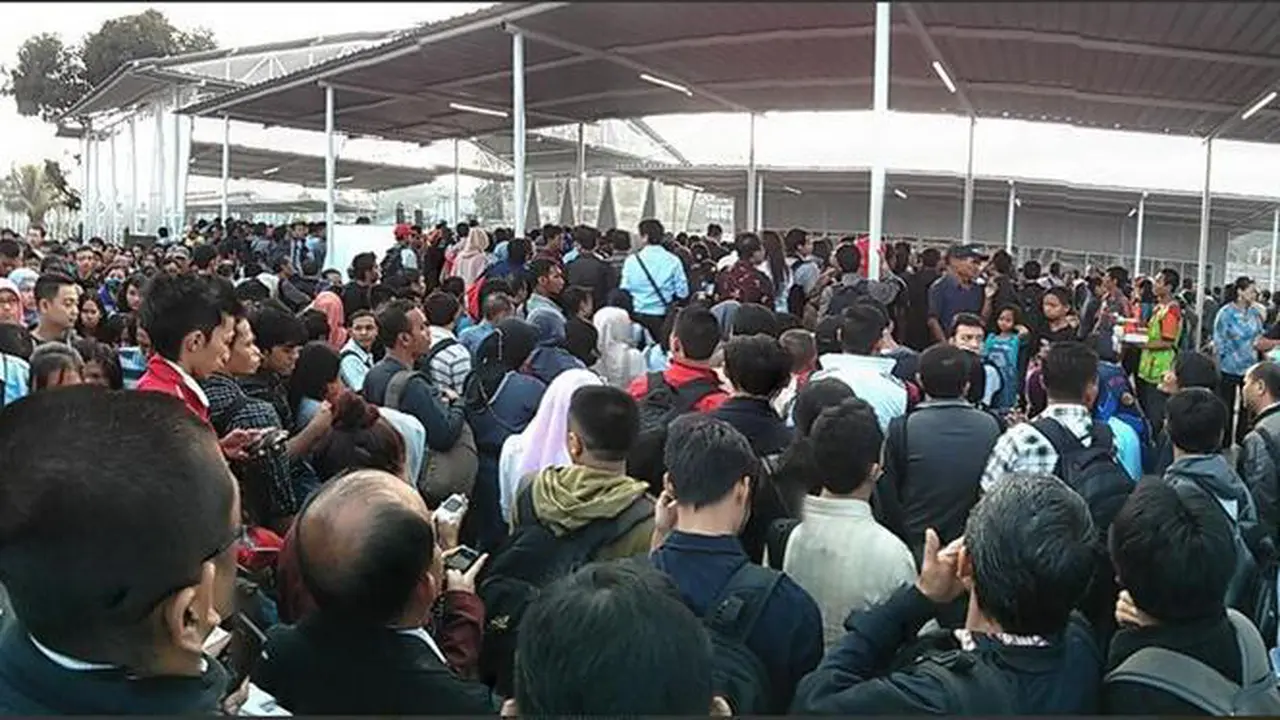 Gangguan Kereta Arah Sudimara - Tanah Abang, Penumpang Pingsan