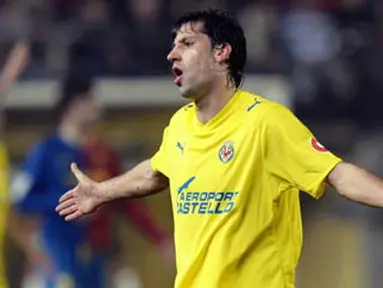 Villarreal's Joan Capdevila reacts during their Spanish league football match against Barcelona at Madrigal Stadium in Villarreal on December 21,2008. AFP PHOTO/DIEGO TUSON