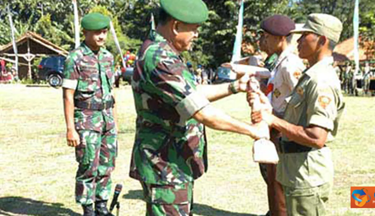 Citizen6, Purwakarta: Peresmian TMMD ke-88 ditandai dengan penyerahan alat kerja oleh Kasdam III/Siliwangi kepada perwakilan prajurit dan masyarakat, di lapangan Desa Pasanggrahan Kecamatan Tegalwaru Kabupaten Purwakarta. (Pengirim: Pendam3) 