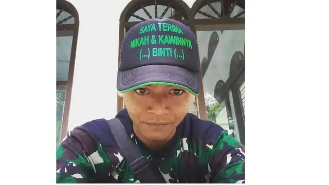 6 Tulisan di Topi Ini Nyeleneh Banget, Bikin Tepuk Jidat