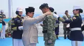 Presiden Prabowo Subianto mengalungkan Tanda Kehormatan kepada salah satu personel Tentara Nasional Indonesia (TNI) penerima saat kegiatan Presidential Inspection yang digelar di atas KRI dr Radjiman Wedyodiningrat-992 di Teluk Jakarta, Kamis (2/10/2025). (Foto: Istimewa)