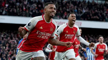 Pemain Arsenal Gabriel Jesus (kiri) melakukan selebrasi usai mencetak gol ke gawang Brighton dan Hove Albion pada pertandingan sepak bola Liga Inggris di Emirates Stadium, London, Inggris, Minggu (17/12/2023). Arsenal memetik kemenangan 2-0 setelah sebelumnya selalu tumbang pada tiga pertemuan di kandang sendiri. (AP Photo/Ian Walton)