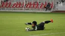 Salah satu penjaga gawang Johor Darul Ta'zim (JDT) melakukan latihan resmi jelang laga penyisihan Grup H Piala AFC 2018 melawan Persija di Stadion GBK, Jakarta, Senin (9/4). Laga kedua tim akan digelar, Selasa (10/4). (Liputan6.com/Helmi Fithriansyah)