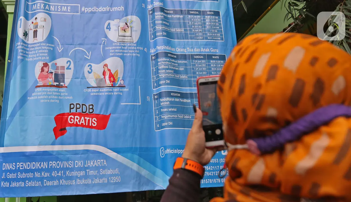 Orang tua murid mencari informasi pengajuan akun untuk mengikuti proses penerimaan Peserta Didik Baru (PPDB) Tahun Pelajaran 2021/2022 di SMA Negeri 87 Jakarta, Senin (7/6/2021).  (Liputan6.com/Herman Zakharia)