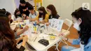 Pengunjung melukis vas bunga di sela-sela pembukaan Studio Ganara Art di PIK Avenue, Jakarta (14/06/2022). Menyambut libur sekolah lembaga pendidikan seni dan budaya yang didirikan Tita Djumaryo membuka Studio Ganara Art yang ketiga dengan menghadirkan Art Space dan Art Studio yang bisa memfasilitasi kelas seni dengan konsep Nusantara.  (Liputan6.com/Fery Pradolo)