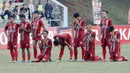 Para pemain UPI berdoa saat adu penalti melawan Unigal pada laga final Torabika Campus Cup 2017 di Gor Jati Padjajaran, Jatinangor, Kamis (28/9/2017). UPI menang adu penalti atas Unigal. (Bola.com/M Iqbal Ichsan)