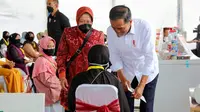 Presiden Jokowi dan Mensos Risma saat kunjungan ke Jatim. (Dian Kurniawan/Liputan6.com)