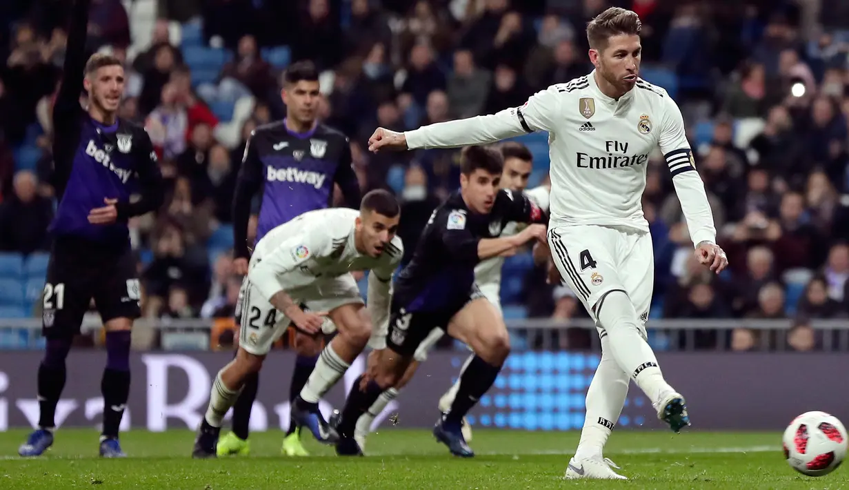 Kapten Real Madrid, Sergio Ramos mencetak tendangan penalti ke gawang Leganes pada laga leg pertama babak 16 besar Copa del Rey di Santiago Bernabeu, Rabu (9/1). Real Madrid sukses mengandaskan Leganes dengan skor 3-0. (AP/Manu Fernandez)