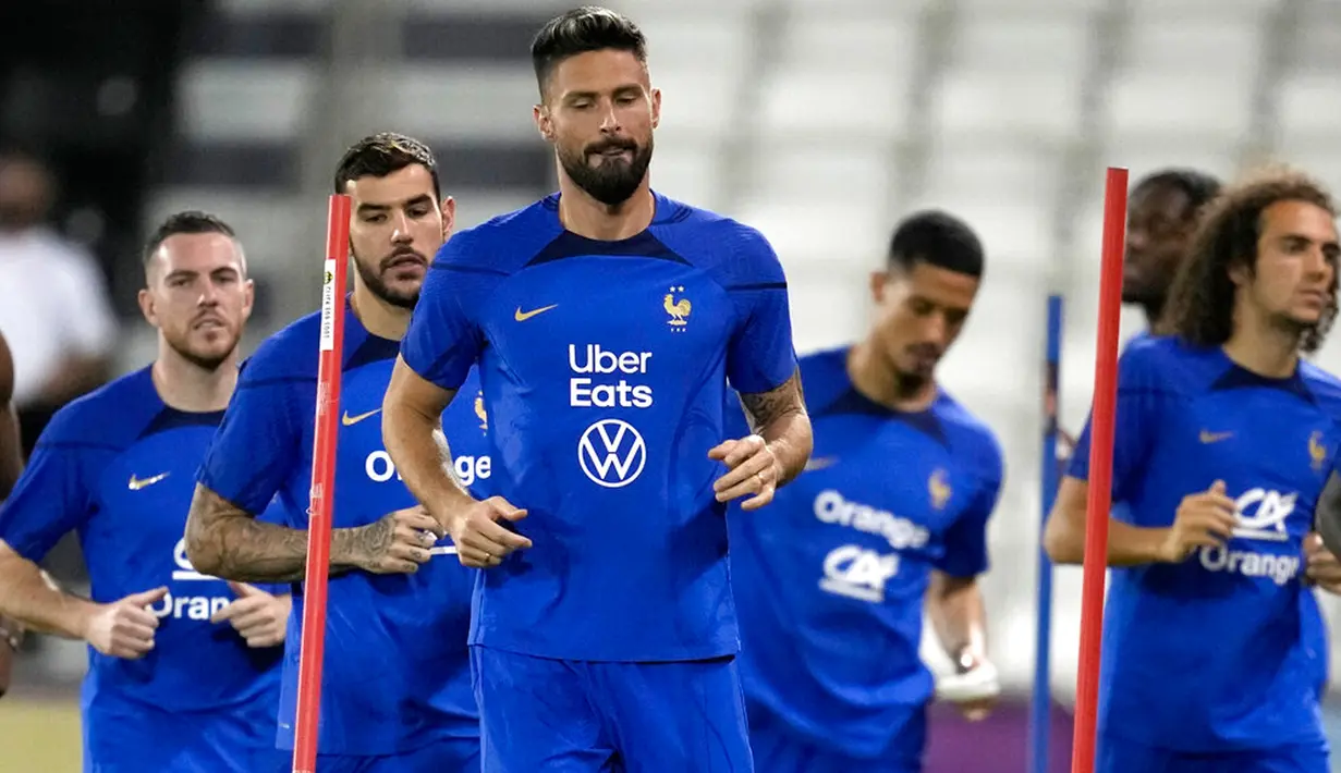 Pemain Prancis Olivier Giroud (tengah) berlari bersama rekan satu timnya saat sesi latihan di Stadion Jassim Bin Hamad, Doha, Qatar, 28 November 2022. Prancis akan melawan Tunisia di Piala Dunia pada 30 November 2022. (AP Photo/Christophe Ena)
