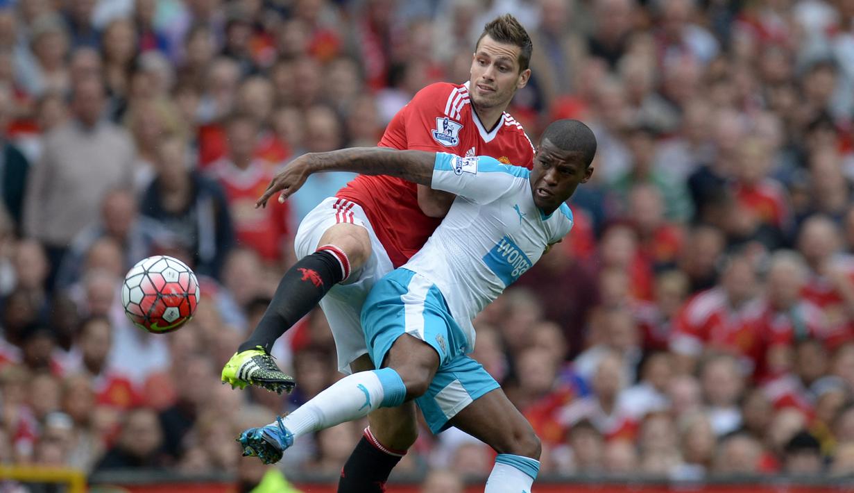 Morgan Schneiderlin. Gelandang Prancis berusia 32 tahun yang sejak awal musim 2002/2021 membela OGC Nice ini menjadi salah satu pemain termahal asal Prancis yang pernah didatangan Manchester United. Ia didatangkan pada awal musim 2015/2016 dari Southampton dengan nilai transfer 35 juta euro atau kini setara Rp536 miliar. Bertahan hingga tengah musim 2016/2017 ia total tampil dalam 47 laga bersama MU di semua ajang dengan torehan 1 gol dan 1 assist. (AFP/Oli Scarff)