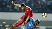 Bek Persib Bandung, Victor Igbonefo, duel udara dengan striker Persija Jakarta, Marko Simic, pada laga Liga 1 di Stadion GBLA, Jawa Barat, Minggu (23/9/2018). Persib menang 3-2 atas Persija. (Bola.com/M Iqbal Ichsan)