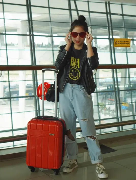 Siap terbang, Tissa bergaya di aiport mengenakan black t-shirt bertuliskan nirvana dengan luaran black leather jacket serta bawahan ripped jeans. Tidak lupa juga membawa kacamata sebagai aksesoris. / (instagram/tissabiani)