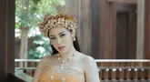 Ini dia potret Jessica Iskandar pemotretan saat hamil tua. Wanita 36 tahun ini sengaja memilih tema adat Bali membersamai baby bump. Dikenal terlihat awet muda, Jedar jadi mirip istri kerajaan saat pakai baju adat payas agung. (Liputan6.com/IG/@inijedar)