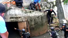 12 Personel Komando Pasukan Katak (Kopaska) dari Koarmabar Angkatan Laut membersihkan gorong-gorong di Jalan Medan Merdeka Utara yang berada di sekitar Istana Merdeka, Jakarta Pusat.